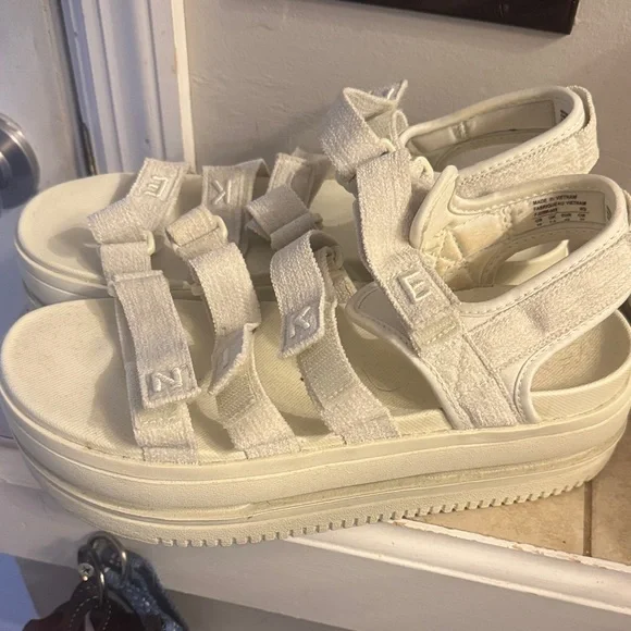 Nikes Icon Classic Women’s Platform Sandals - Picture 2 of 6